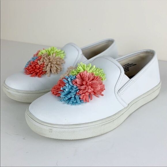 Tucker+Tate White Leather‎ Slip on Sneakers w/Pom Pom Sz 4 - Picture 1 of 7